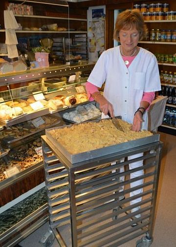 Sigrid Hörding beim Anschnitt der ersten Apfelkuchen