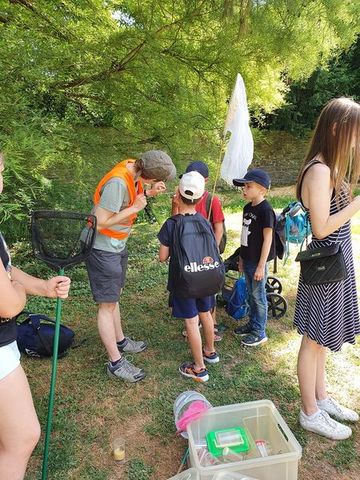Mit Keschern und Sieben wurde der Wasserlauf vor der Schlossmauer erkundet