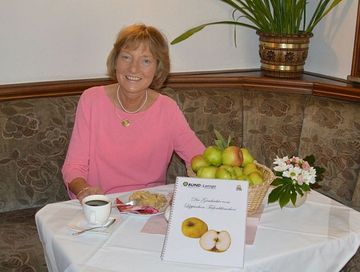 Sigrid Hörding testet den ersten Apfelkuchen vom Lippischen Tiefenblümchen