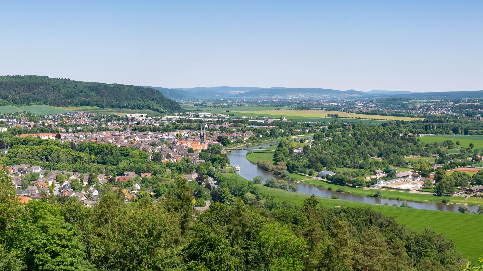 Aussicht vom Ziegenberg auf Höxter und die Weser