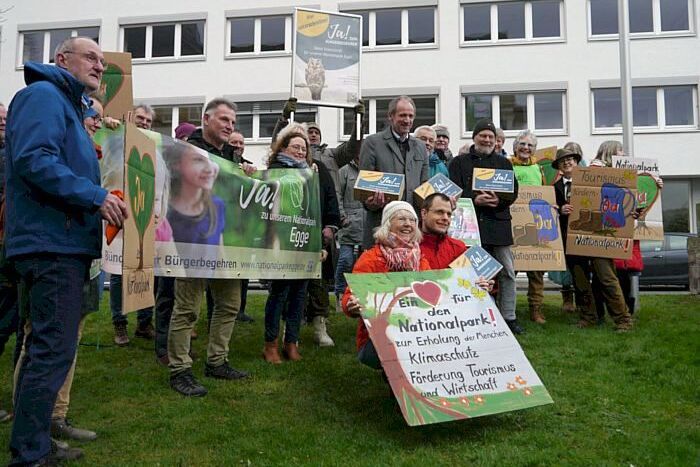 Aktionsbündnis „JA! zu unserem Nationalpark Egge“ übergibt über 9.000 Unterschriften