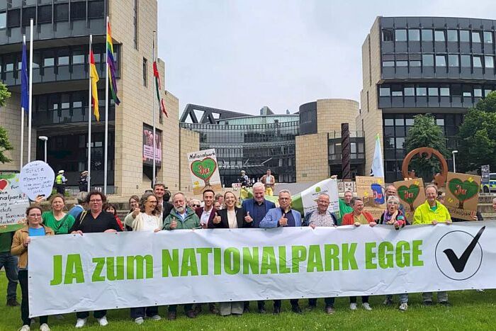 Das Bündnis "Wildschön - Ja zum Nationalpark Egge" in Aktion vor dem Landtag
